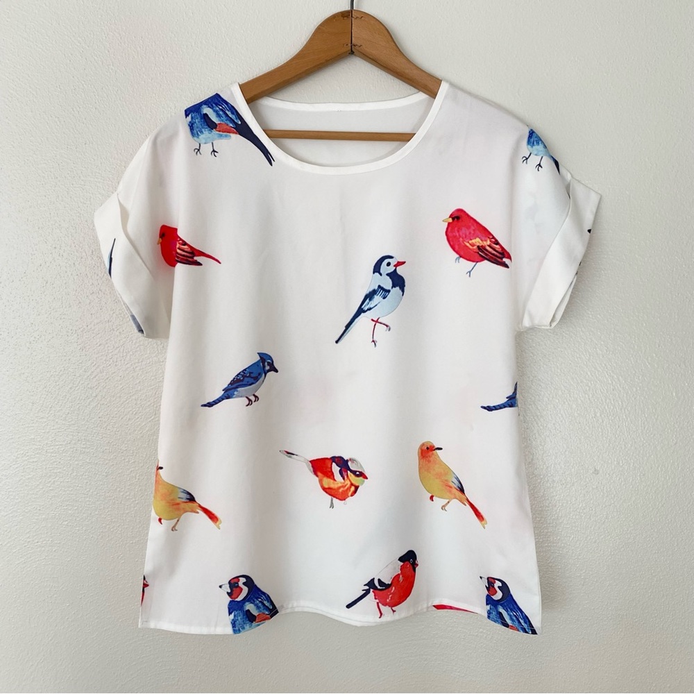 Short Sleeve Scoop Neck White Blouse Women's Size Small Bird Pattern Colorful